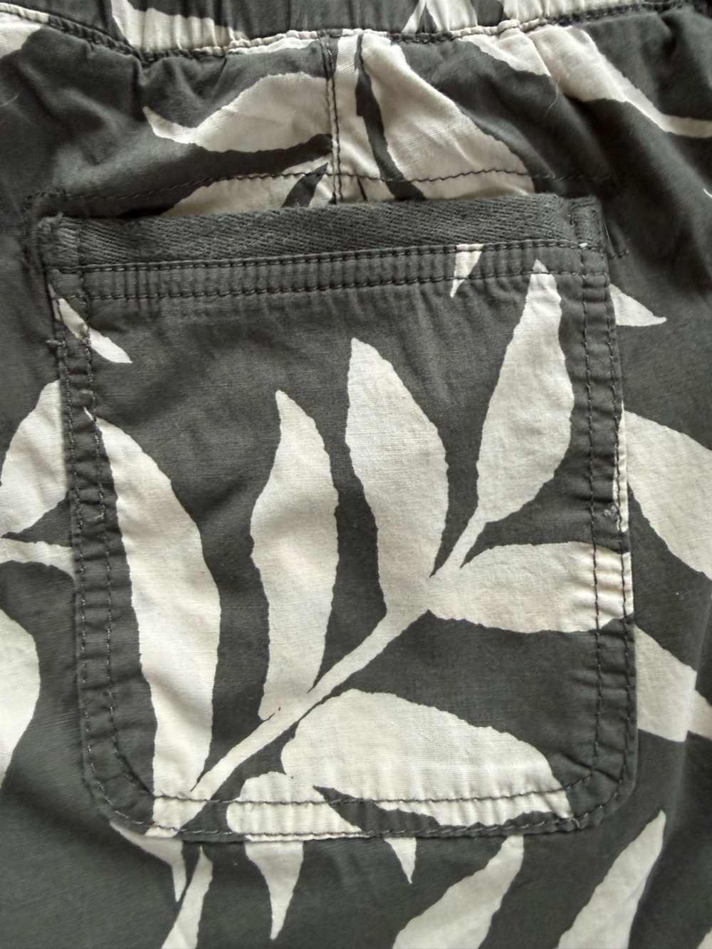 Democracy Cropped Cargo Pants Olive Green Tropical Leaf Print Drawstring Size 8 - Picture 10 of 11